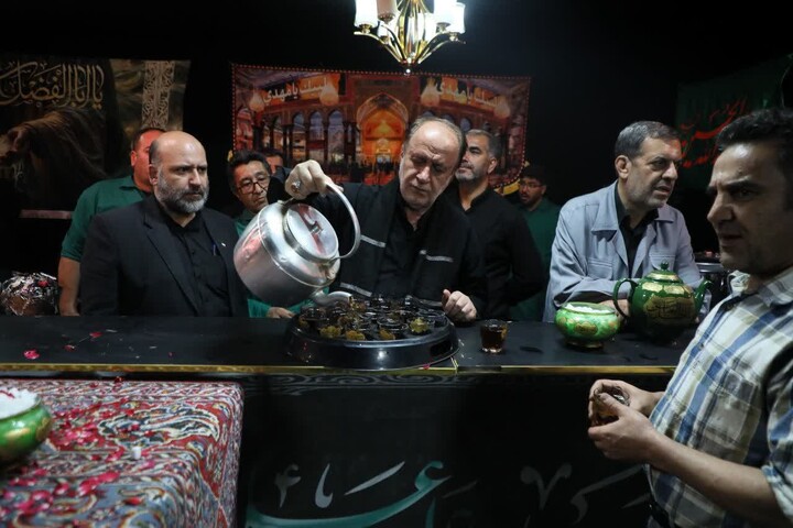 تصاویر / خدمترسانی نایب رئیس مجلس شورای اسلامی به عزاداران حسینی
