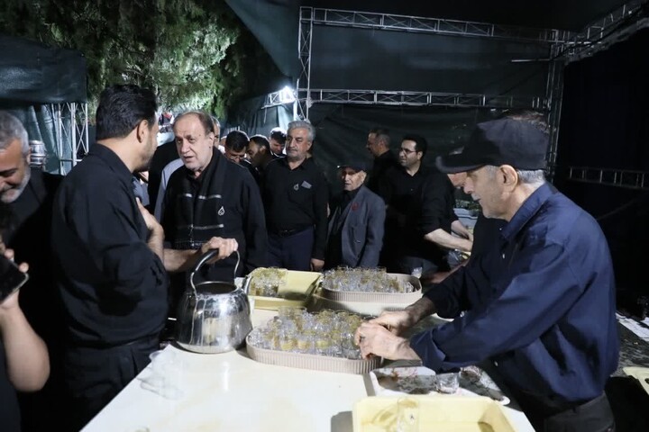 تصاویر / خدمت رسانی نایب رئیس مجلس شورای اسلامی به عزاداران حسینی