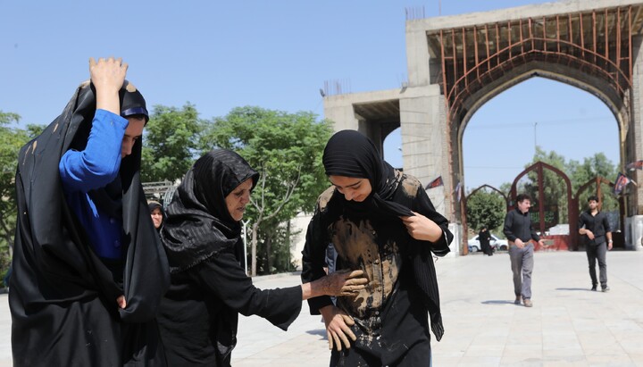 تصاویر/ مراسم سنتی گل مالی عزاداری عاشورای حسینی لرستانی های مقیم قم