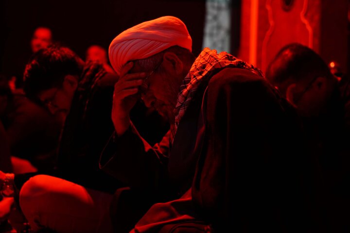 تصاویر | شور عاشورا در قلب نوجوانان؛ مراسم عزاداری در بقعه متبرکه ابن بابویه قمی (ره)