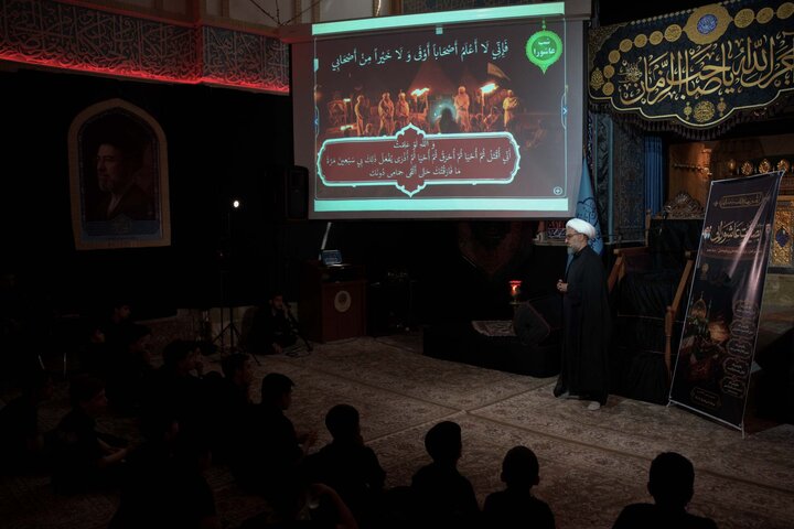 تصاویر | شور عاشورا در قلب نوجوانان؛ مراسم عزاداری در بقعه متبرکه ابن بابویه قمی (ره)