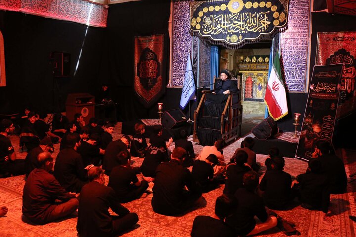 تصاویر | شور عاشورا در قلب نوجوانان؛ مراسم عزاداری در بقعه متبرکه ابن بابویه قمی (ره)