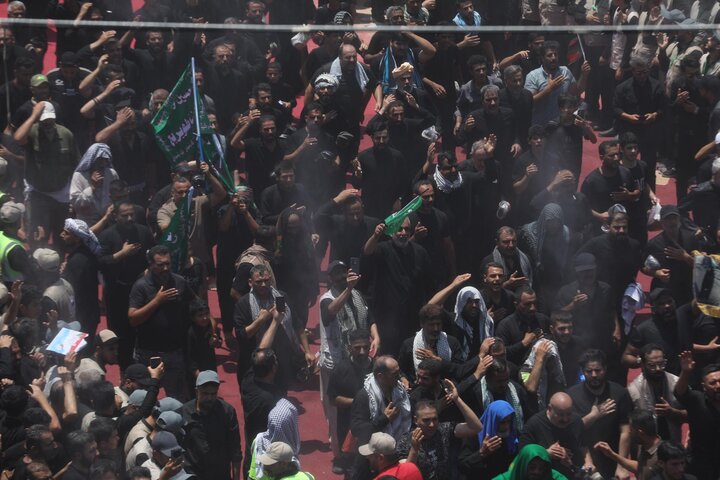 ملايين المعزّين يشاركون في "ركضة طويريج" في كربلاء