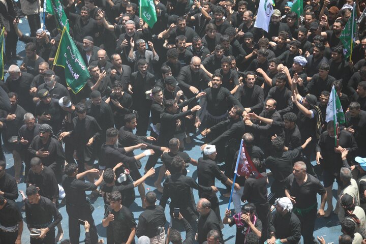 ملايين المعزّين يشاركون في "ركضة طويريج" في كربلاء