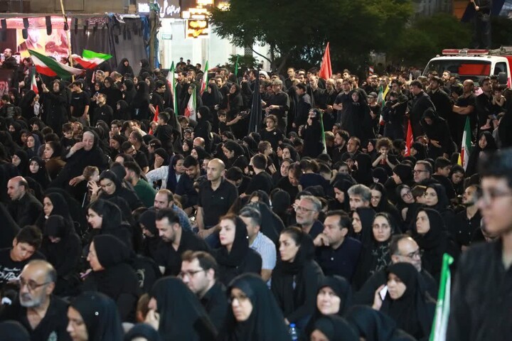 تصاویر/ آیین شام غریبان حضرت سیدالشهدا(ع) همزمان با صد و هفدهمین شب از اجتماع مردمی «شب‌های اقتدار» سمنان