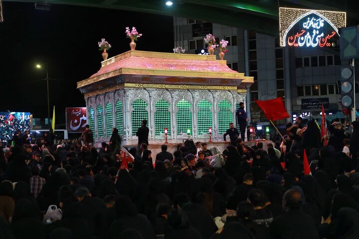 تصاویر/ آیین شام غریبان حضرت سیدالشهدا(ع) همزمان با صد و هفدهمین شب از اجتماع مردمی «شب‌های اقتدار» سمنان