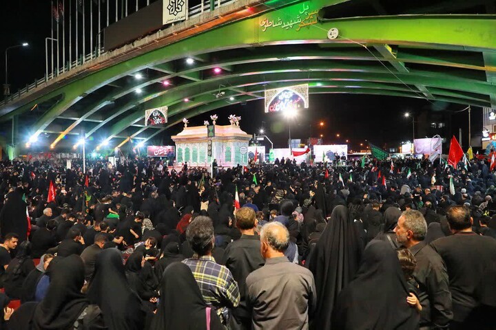 تصاویر/ آیین شام غریبان حضرت سیدالشهدا(ع) همزمان با صد و هفدهمین شب از اجتماع مردمی «شب‌های اقتدار» سمنان