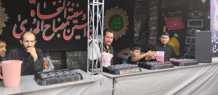 تصاویر/ برپایی ایستگاه صلواتی به مناسبت روز عاشورا از سوی علما و طلاب کارگیل هند در قم مقدس