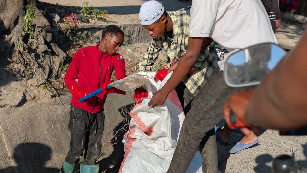 Sheikh Mkuu wa Jumuiya ya Shia Tanzania (TIC) Ashiriki Zoezi la Usafi Kumuenzi Imam Hussein (as) Jijini Dar es Salaam + Picha