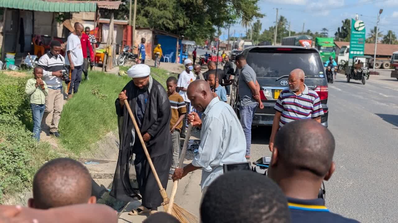 Sheikh Mkuu wa Jumuiya ya Shia Tanzania (TIC) Ashiriki Zoezi la Usafi Kumuenzi Imam Hussein (as) Jijini Dar es Salaam + Picha