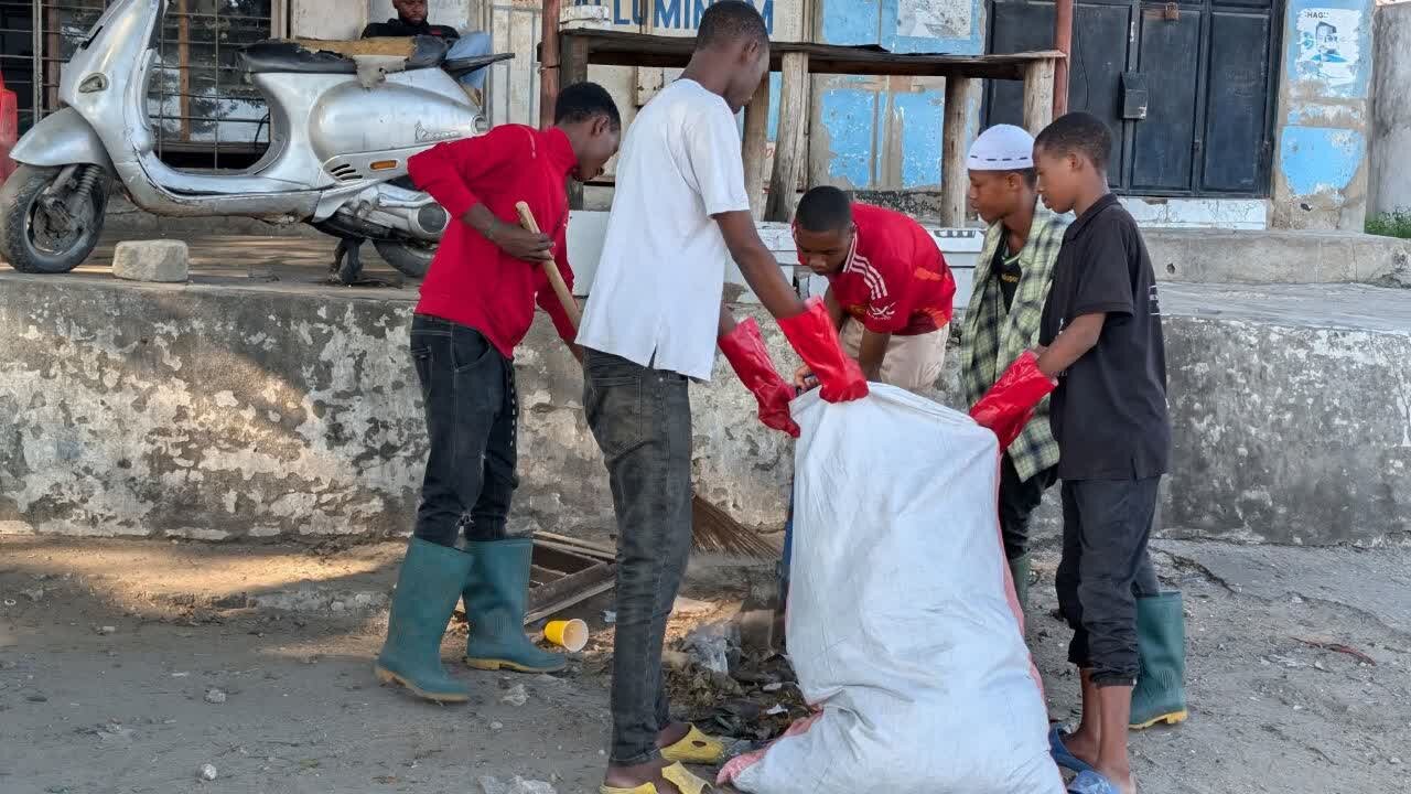 Sheikh Mkuu wa Jumuiya ya Shia Tanzania (TIC) Ashiriki Zoezi la Usafi Kumuenzi Imam Hussein (as) Jijini Dar es Salaam + Picha