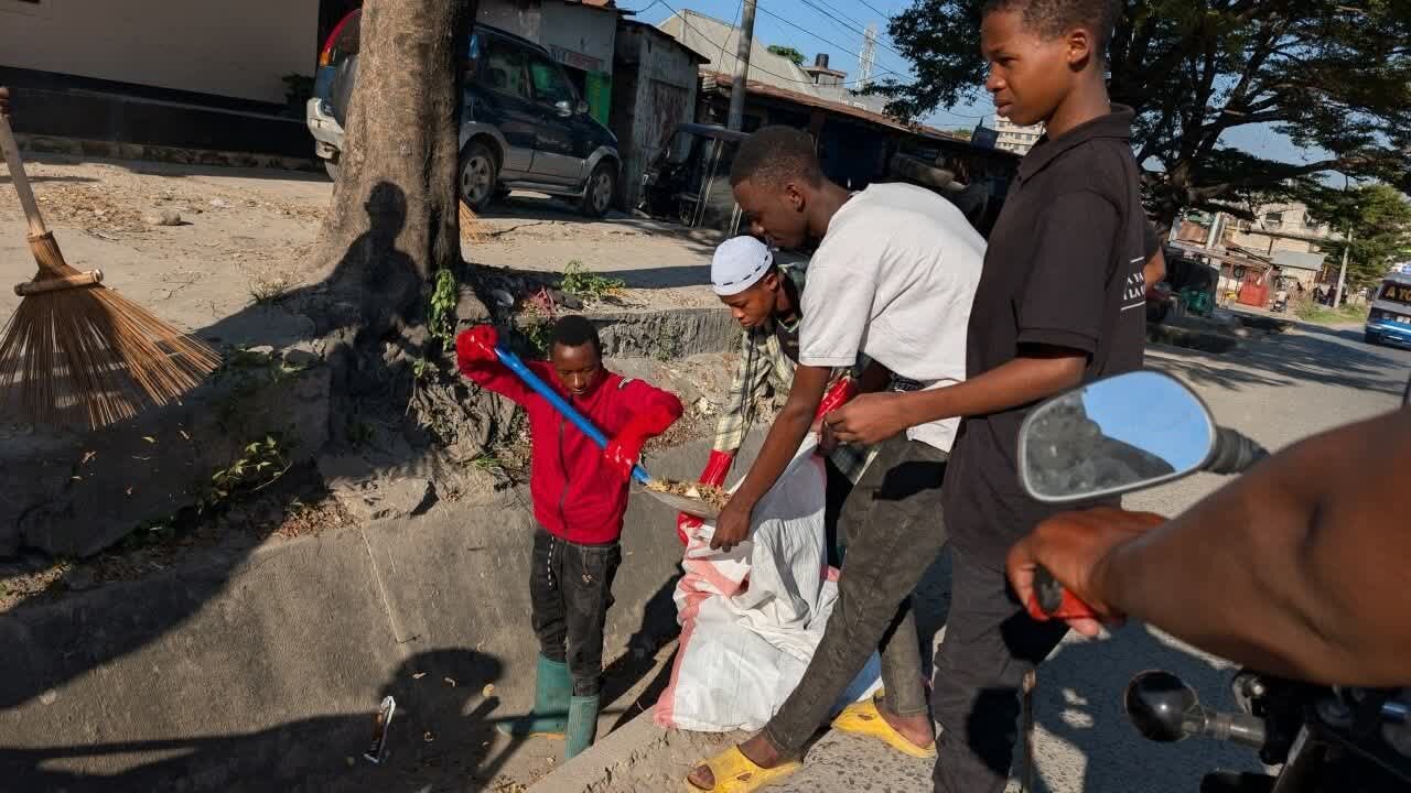 Sheikh Mkuu wa Jumuiya ya Shia Tanzania (TIC) Ashiriki Zoezi la Usafi Kumuenzi Imam Hussein (as) Jijini Dar es Salaam + Picha