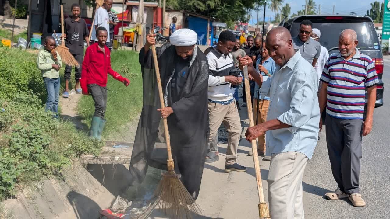 Sheikh Mkuu wa Jumuiya ya Shia Tanzania (TIC) Ashiriki Zoezi la Usafi Kumuenzi Imam Hussein (as) Jijini Dar es Salaam + Picha