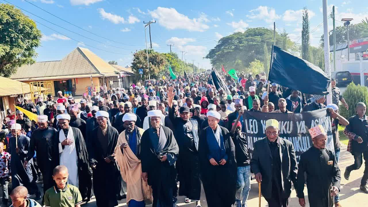 Matembezi ya Amani ya Kumuenzi Imam Hussein (as) Yafanyika Jijini Singida, Tanzania + Picha
