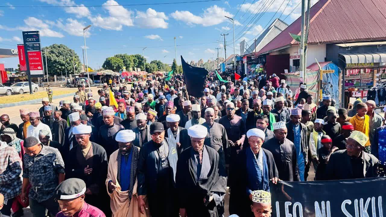 Matembezi ya Amani ya Kumuenzi Imam Hussein (as) Yafanyika Jijini Singida, Tanzania + Picha