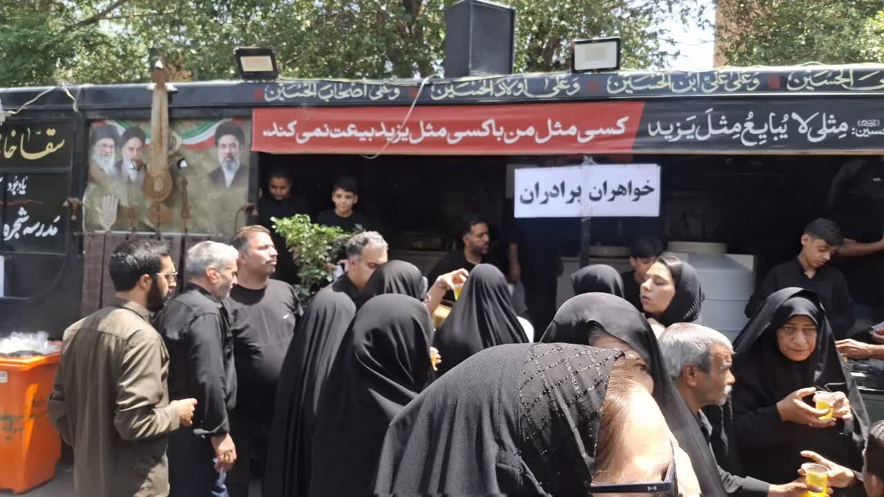 عزاداران دارالمؤمنین میهمان حسینیه سیارِ آب و ادب شدند+تصاویر
