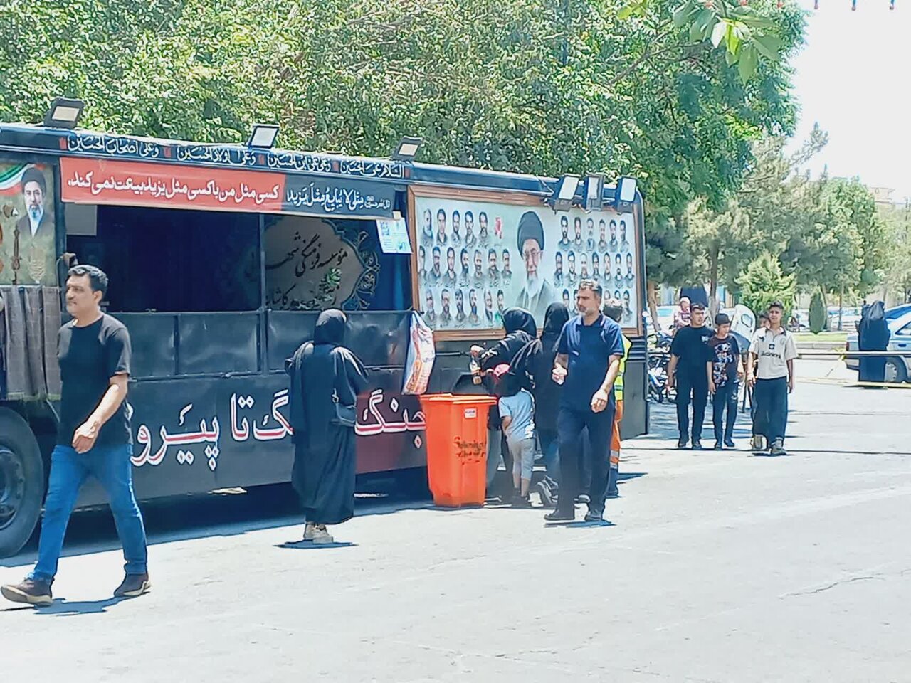 عزاداران دارالمومنین میهمان حسینیه سیارِ آب و ادب شدند+تصاویر
