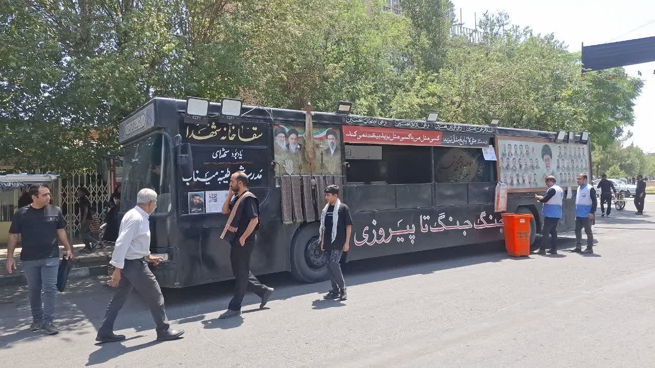 عزاداران دارالمومنین میهمان حسینیه سیارِ آب و ادب شدند+تصاویر