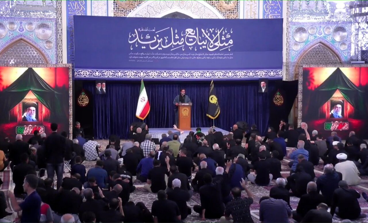 مراسم عزاداری شب یازدهم محرم در رواق امام خمینی (ره) حرم مطهر رضوی