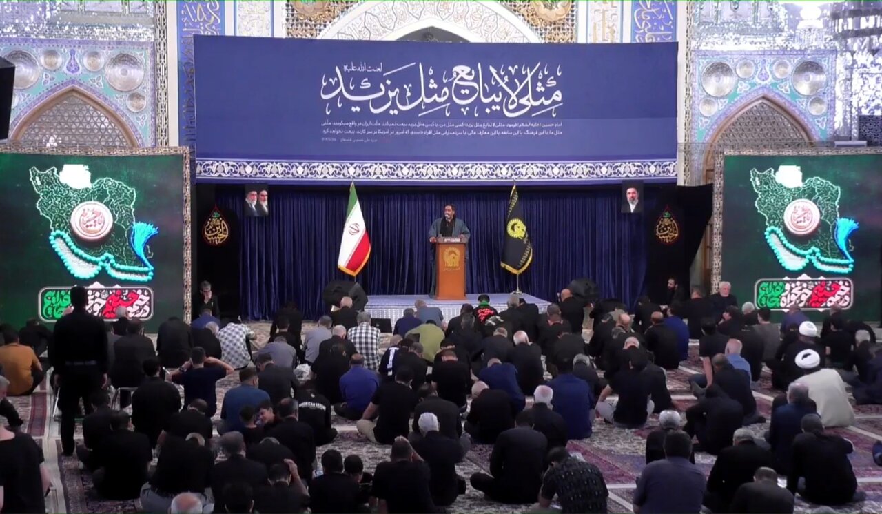 مراسم عزاداری شب یازدهم محرم در رواق امام خمینی (ره) حرم مطهر رضوی