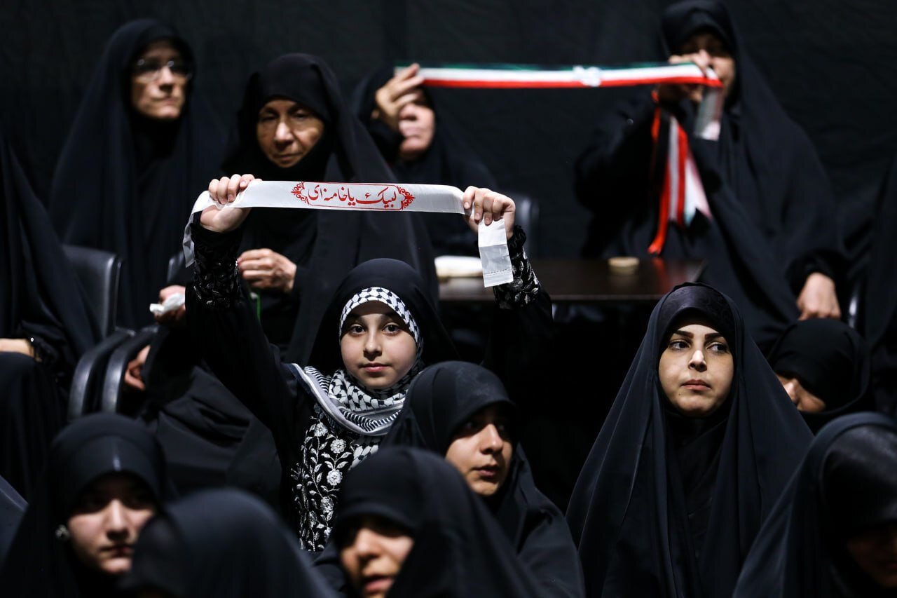 بمشاركة آلاف المُعزّين الحسينيّين.. إقامة آخر مجالس العزاء الحسيني بجوار مكان ارتقاء القائد الشهيد للثورة الإسلامية + صور