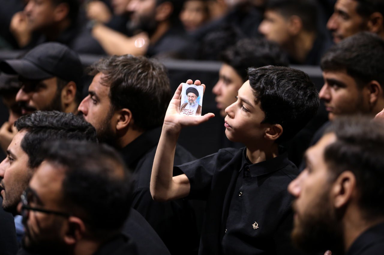 بمشاركة آلاف المُعزّين الحسينيّين.. إقامة آخر مجالس العزاء الحسيني بجوار مكان ارتقاء القائد الشهيد للثورة الإسلامية + صور