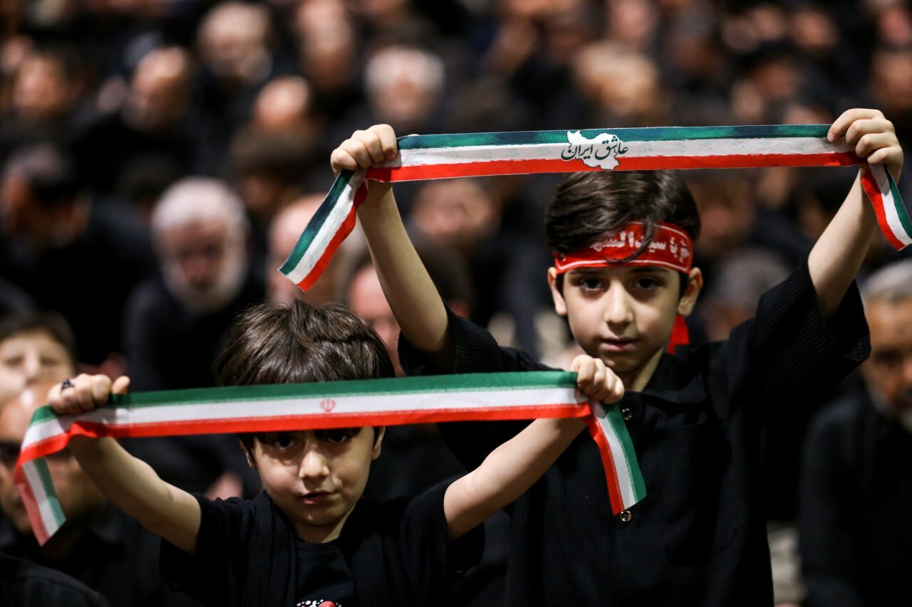 بمشاركة آلاف المُعزّين الحسينيّين.. إقامة آخر مجالس العزاء الحسيني بجوار مكان ارتقاء القائد الشهيد للثورة الإسلامية + صور