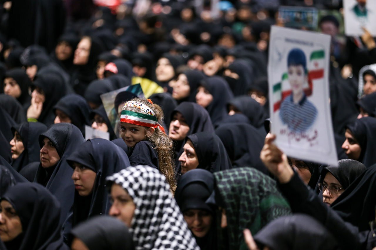 بمشاركة آلاف المُعزّين الحسينيّين.. إقامة آخر مجالس العزاء الحسيني بجوار مكان ارتقاء القائد الشهيد للثورة الإسلامية + صور