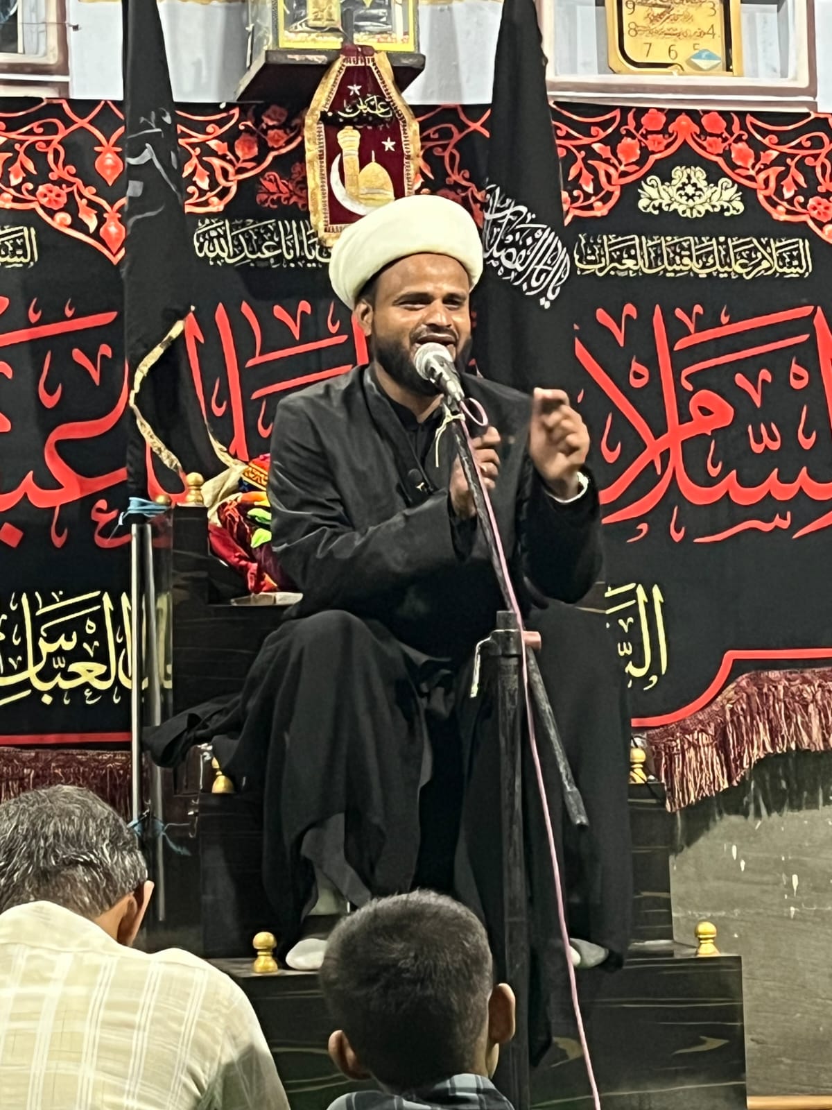 کربلا اور درسگاہ انسانیت کے عنوان پر عزاخانہ زہرا املو میں مولانا رضا حسین نجفی املوی نےمسلسل دس دن عشرہ محرم کی مجالس کو خطاب کیا