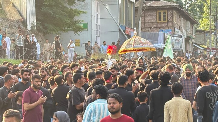 وادیٔ کشمیر میں یومِ عاشوراء کا جلوس: میرگنڈ بڈگام اور گلشن باغ سرینگر کے جلوسوں میں دسیوں ہزار عزادار شریک