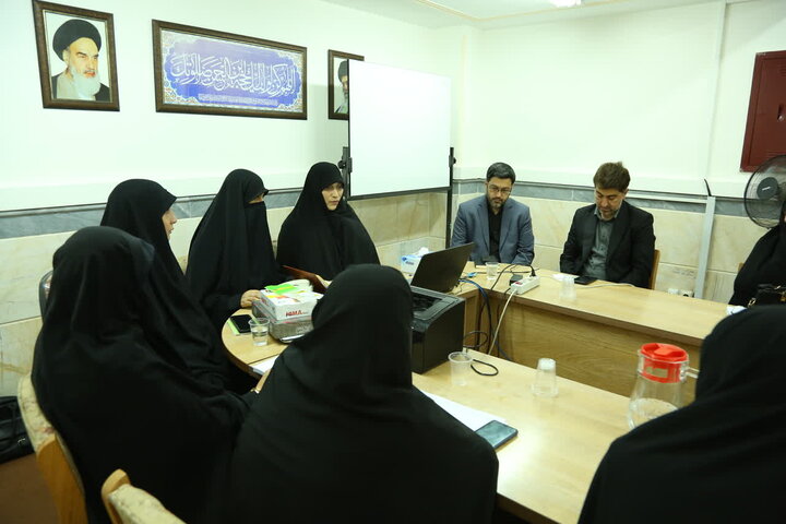 بررسی برنامه‌های فرهنگی مراسم تشییع امام شهید در کمیته بانوان قرارگاه بلاغ مبین