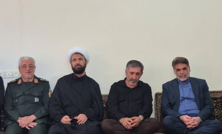تصاویر/دیدار جمعی از مسئولان شهرستان بهار با خانواده شهید صفادوست و آزاده کریم روحی