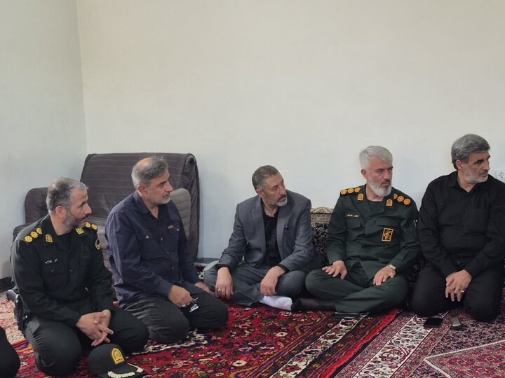 تصاویر/دیدار جمعی از مسئولان شهرستان بهار با خانواده شهید صفادوست و آزاده کریم روحی