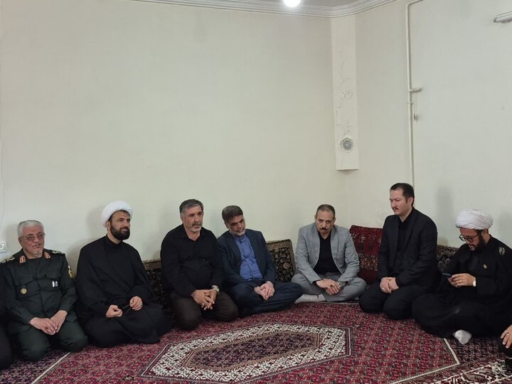 تصاویر/دیدار جمعی از مسئولان شهرستان بهار با خانواده شهید صفادوست و آزاده کریم روحی