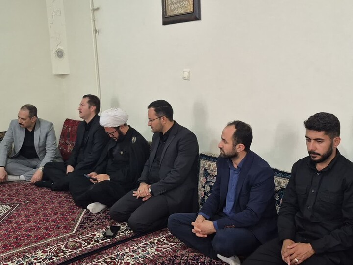 تصاویر/دیدار جمعی از مسئولان شهرستان بهار با خانواده شهید صفادوست و آزاده کریم روحی