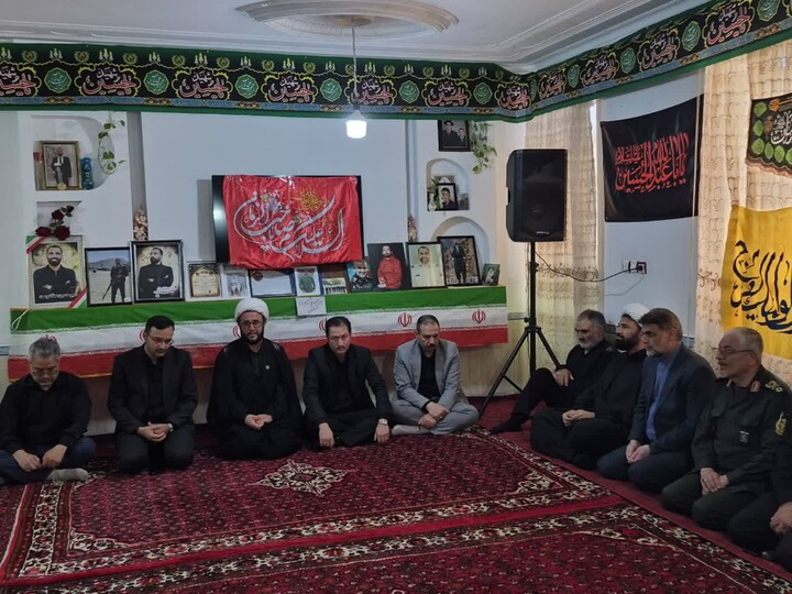 تصاویر/دیدار جمعی از مسئولان شهرستان بهار با خانواده شهید صفادوست و آزاده کریم روحی