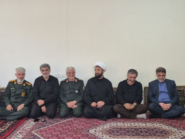 تصاویر/دیدار جمعی از مسئولان شهرستان بهار با خانواده شهید صفادوست و آزاده کریم روحی