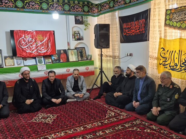 تصاویر/دیدار جمعی از مسئولان شهرستان بهار با خانواده شهید صفادوست و آزاده کریم روحی