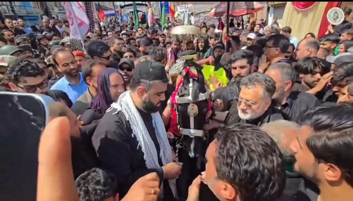 تصاویر/ برگزاری گسترده آیین‌های عاشورا در سراسر کشمیر؛ حضور پرشور ده‌ها هزار عزادار در دسته‌های عزاداری