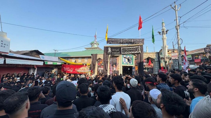 تصاویر/ برگزاری گسترده آیین‌های عاشورا در سراسر کشمیر؛ حضور پرشور ده‌ها هزار عزادار در دسته‌های عزاداری