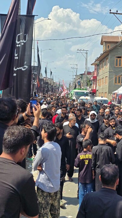 تصاویر/ برگزاری گسترده آیین‌های عاشورا در سراسر کشمیر؛ حضور پرشور ده‌ها هزار عزادار در دسته‌های عزاداری