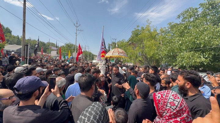 تصاویر/ برگزاری گسترده آیین‌های عاشورا در سراسر کشمیر؛ حضور پرشور ده‌ها هزار عزادار در دسته‌های عزاداری