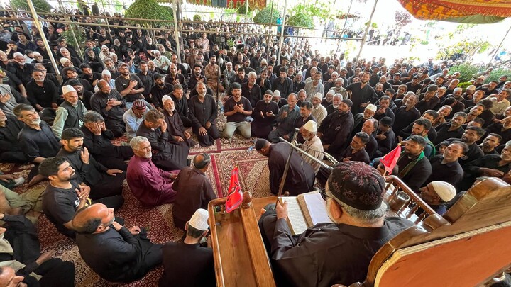 تصاویر/ برگزاری گسترده آیین‌های عاشورا در سراسر کشمیر؛ حضور پرشور ده‌ها هزار عزادار در دسته‌های عزاداری