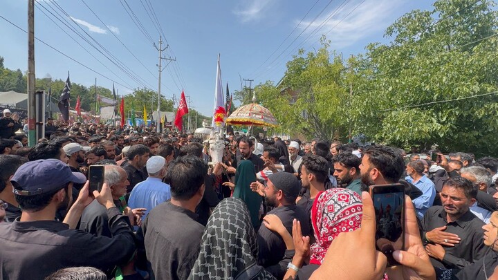 تصاویر/ برگزاری گسترده آیین‌های عاشورا در سراسر کشمیر؛ حضور پرشور ده‌ها هزار عزادار در دسته‌های عزاداری