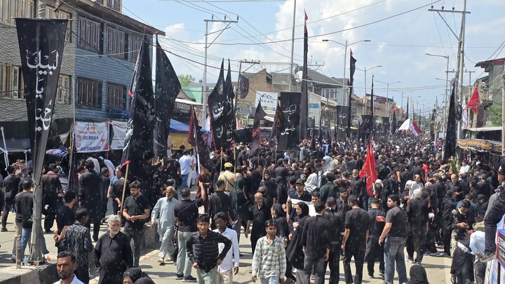 تصاویر/ برگزاری گسترده آیین‌های عاشورا در سراسر کشمیر؛ حضور پرشور ده‌ها هزار عزادار در دسته‌های عزاداری
