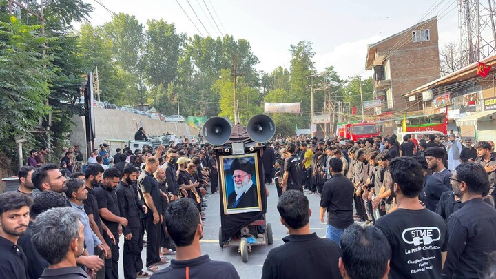 تصاویر/ برگزاری گسترده آیین‌های عاشورا در سراسر کشمیر؛ حضور پرشور ده‌ها هزار عزادار در دسته‌های عزاداری