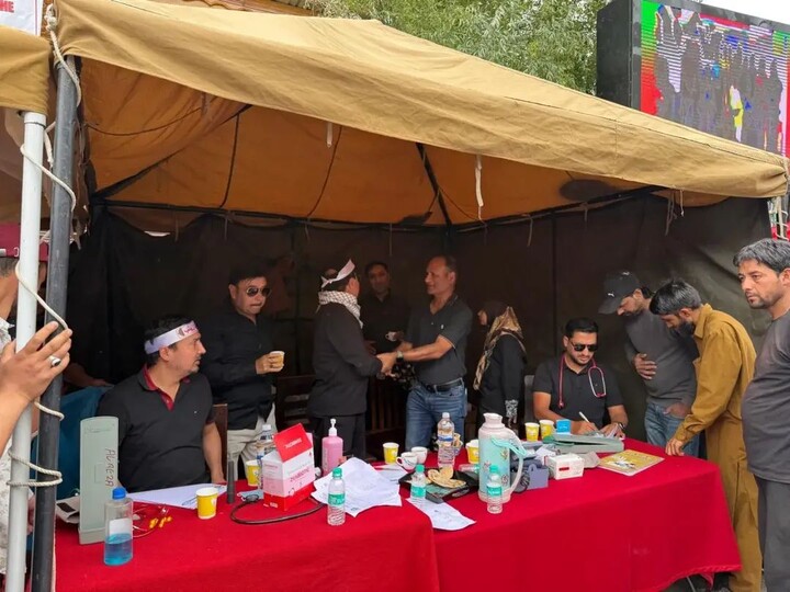 تصاویر/ خدمت‌رسانی درمانی و اهدای خون به عزاداران حسینی در کارگل