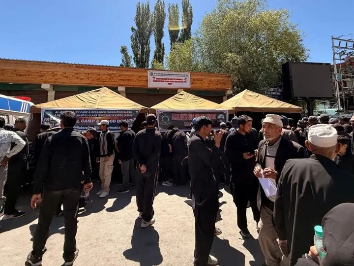 تصاویر/ خدمت‌رسانی درمانی و اهدای خون به عزاداران حسینی در کارگل
