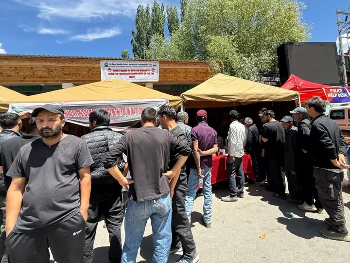 تصاویر/ خدمت‌رسانی درمانی و اهدای خون به عزاداران حسینی در کارگل