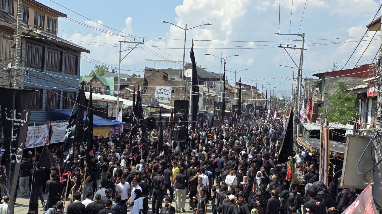 وادیٔ کشمیر میں یومِ عاشوراء کا جلوس: میرگنڈ بڈگام اور گلشن باغ سرینگر کے جلوسوں میں دسیوں ہزار عزادار شریک